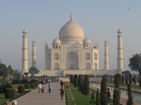 The Taj at midday.