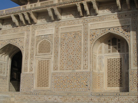 The marble screens and designs up close.